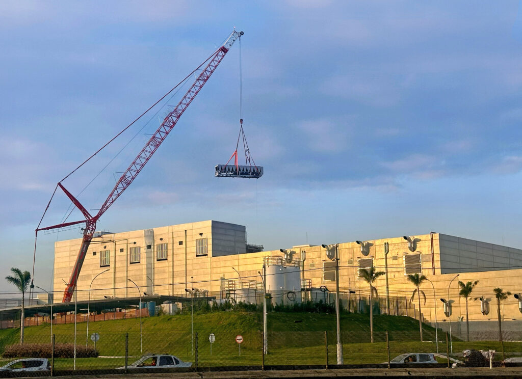 Içamentos de 6 chillers da construção do Data Center no Estado do Rio de Janeiro. Uma operação complexa que contou com um guindaste de 500 toneladas, montado em um terreno supercompacto (maio/2025).